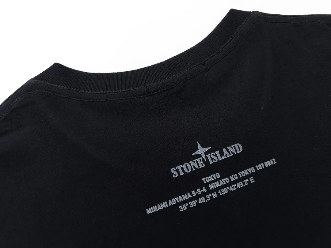 W656#P110💰 [Stone lsland/Stone Island summer new Tokyo limited print pattern short-sleeved T-shirt] ⚠️[Original creation with high control of details] - Made of 260 grams of combed cotton with 32 count double yarn, soft and comfortable to the touch, sweat-absorbent and breathable. - Simple, basic and versatile style, original single quality, the first choice for couples. - Made by a large factory, four needles and five threads on the shoulder, neat alignment, high quality workmanship. - Same style for men and women, very versatile One piece by hand, the details are clearly visible. Color: Black White Size: M L